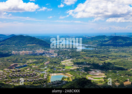 China Sanya Hainan Airal Vista del paesaggio con cielo blu e. nuvole Foto Stock