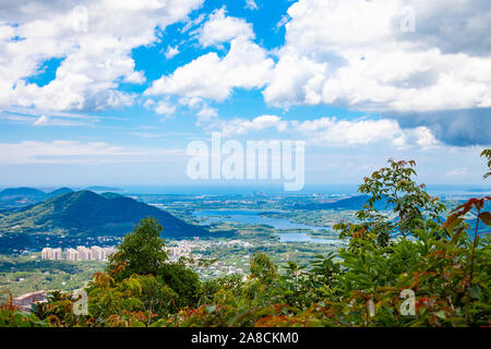 China Sanya Hainan Airal Vista del paesaggio con cielo blu e. nuvole Foto Stock