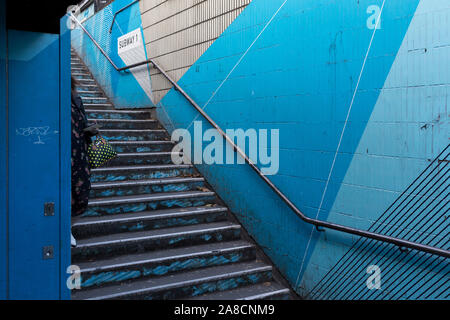 I londinesi passare giù il sottopassaggio gradini che portano alla stazione di Old Street in Shoreditch, il 5 novembre 2019, a Londra, in Inghilterra. Foto Stock
