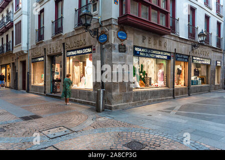 Bilbao, Spagna - 16 settembre 2019. La facciata del negozio di tessuti Pedro Salcedo Dilua sulla strada Dendarikale. Foto Stock