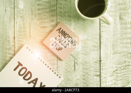 Parola di scrittura di testo chiamate fastidiosi stop. Business photo vetrina per prevenire lo spam telefoni in blacklist numeri chiamante arrabbiato fermo posta accanto ad una tazza Foto Stock