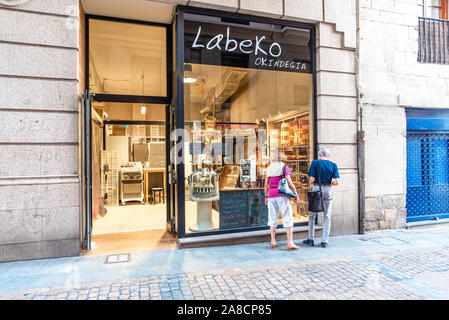 Bilbao, Spagna - 16 settembre 2019. La facciata del panificio Labeko Okindegia sulla strada Harategi Zahar Kalea. Foto Stock