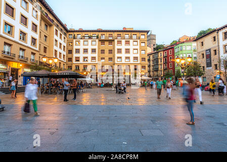 Bilbao, Spagna - 16 settembre 2019. La sera a Miguel Unamuno Plaza. Foto Stock