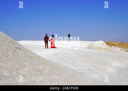 Pre-Wedding sparare in Pasabaglari Camini di Fata park, Cappadocia, Turchia. Foto Stock
