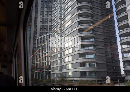 Appartamenti a terra e appartamenti a Nine Elms lo sviluppo di rigenerazione in Battersea, visto attraverso la finestra di un treno Meridionale Carrello finestra, il 7 novembre 2019, a Londra, Inghilterra Foto Stock