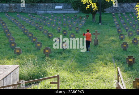 Donna visitando l'impero austro-ungarico il cimitero militare di Prosecco-Prosek, sul Carso accanto a Trieste Foto Stock