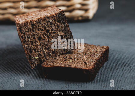 Stuzzicanti appena sfornato il pane tagliato a fette Foto Stock