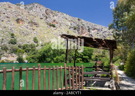 Zaros, Heraklion, Creta, Grecia. Rifugio di legno accanto alle acque color smeraldo del lago Votomos. Foto Stock