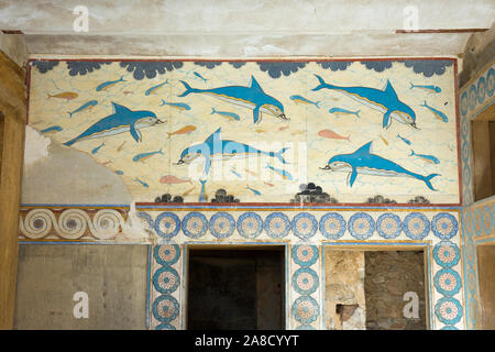 Heraklion, Creta, Grecia. La riproduzione dolphin affresco del Queen's Megaron presso il palazzo minoico di Cnosso. Foto Stock