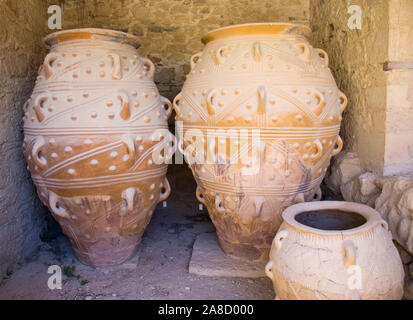 Heraklion, Creta, Grecia. Gigante di storage di argilla vasi in mostra presso il palazzo minoico di Cnosso. Foto Stock