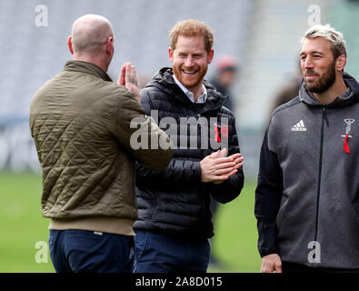 Il Duca di Sussex (al centro) con l'ex capitano Inghilterra Chris Robshaw (destra) come frequenta un Terrence Higgins Trust evento con ex Galles capitano di rugby Gareth THOMAS (sinistra) a Stoop, Twickenham, davanti al National HIV settimana di test. Foto Stock