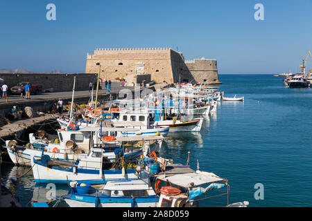 Heraklion, Creta, Grecia. Vista sul Porto Veneziano, barche ormeggiate nella parte anteriore del Koules fortezza. Foto Stock