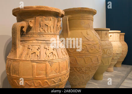 Heraklion, Creta, Grecia. Terracotta gigante vasetti di storage sul display in Heraklion Museo Archeologico. Foto Stock