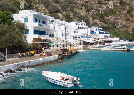 Loutro, la Canea, Creta, Grecia. Vista sul lungomare. Foto Stock