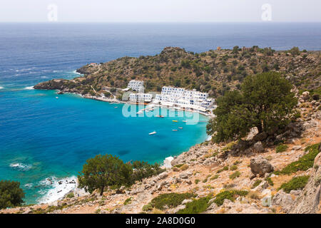 Loutro, la Canea, Creta, Grecia. Vista sulle acque turchesi del porto dalla collina sopra il villaggio. Foto Stock