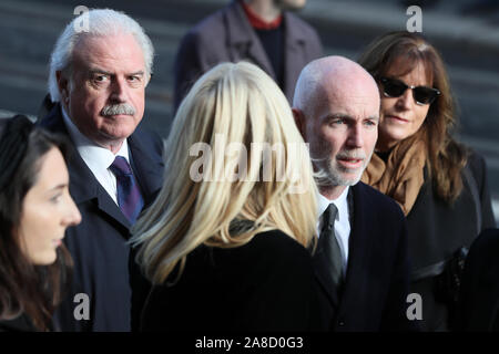 Emittenti RTE Marty Whelan (sinistra) e Ray D'Arcy arriva per il funerale del celebre emittente Gay Byrne a St. Mary's Pro-Cathedral a Dublino. Foto Stock