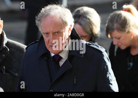 Stampa irlandese e il giornalista televisivo Vincent Browne arriva per il funerale del celebre emittente Gay Byrne a St. Mary's Pro-Cathedral a Dublino. Foto Stock