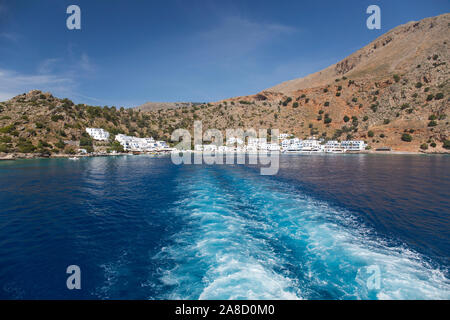 Loutro, la Canea, Creta, Grecia. Vista sul villaggio dalla partenza del traghetto. Foto Stock