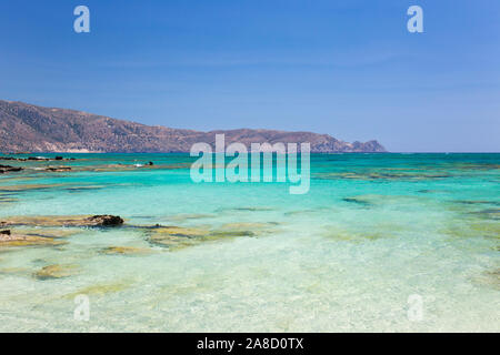 Elafonisi, la Canea, Creta, Grecia. Vista dalla spiaggia sulle acque turchesi della Baia di Vroulia. Foto Stock