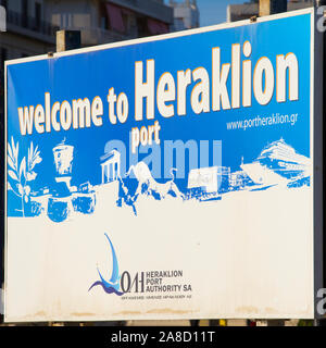 Heraklion, Creta, Grecia. Cartello di benvenuto accanto al porto veneziano. Foto Stock