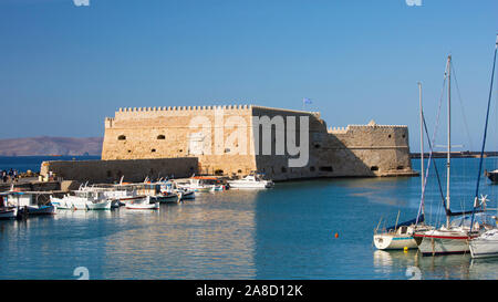 Heraklion, Creta, Grecia. Vista sul Porto Veneziano al Koules fortezza. Foto Stock