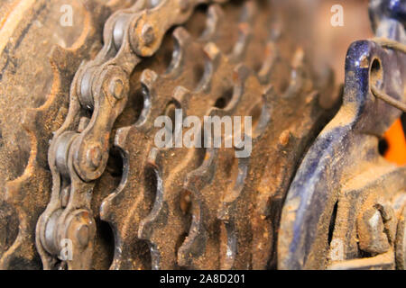 Ciclo di marcia con catena, passaggi multipli ad uno ad uno step e collegato Foto Stock