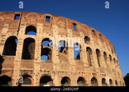 Colosseo a Roma, Italia. In prima serata Foto Stock