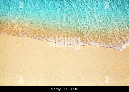 Blue Sea wave, spiaggia di sabbia dorata, oceano turchese acqua vicino fino, vacanze estive border frame, sullo sfondo di vacanza, viaggio banner design, spazio di copia Foto Stock