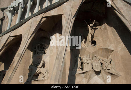 La Sagrada Familia Basilica di Barcellona, Spagna. Dettaglio dalla facciata della Passione con la crocifissione. Foto Stock