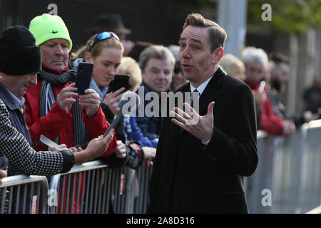 RTE's Ryan Tubridy, presentatore del Late Late Show, arriva per il funerale del celebre emittente Gay Byrne a St. Mary's Pro-Cathedral a Dublino. Foto Stock