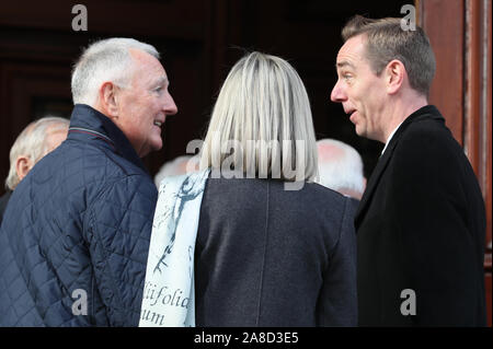 RTE's Ryan Tubridy, presentatore del Late Late Show (a destra) colloqui con ex RTE presenter Michael 'Mike' Murphy, come essi arrivano per i funerali del celebre emittente Gay Byrne a St. Mary's Pro-Cathedral a Dublino. Foto Stock