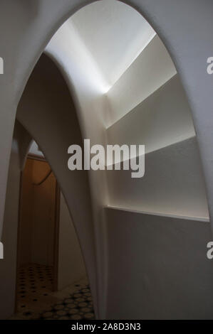 Casa Batllo dall architetto Antoni Gaudi. Elemento dell'ultimo piano che mostra la parete testurizzata e tetto fornire ventilazione e luce. Foto Stock