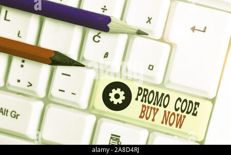 Testo della scrittura del codice promo acquista adesso. Foto concettuale dando grande sconto immettendo parole speciali Foto Stock