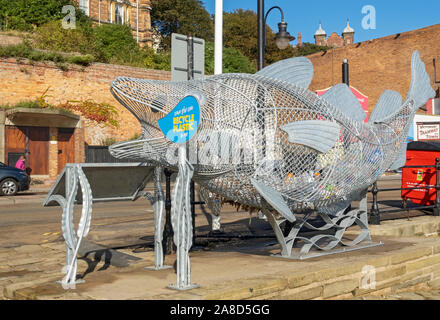 Fin the Fish un contenitore per bottiglie di rifiuti in plastica immondizia sul lungomare Scarborough North Yorkshire Inghilterra Regno Unito Gran Bretagna Foto Stock