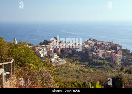 In Italia le Cinque Terre: a piedi il sentiero azzurro tra Corniglia e Vernazza. Guardando indietro al borgo di Corniglia Foto Stock