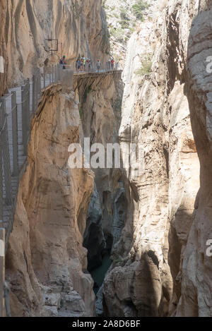 Spagna: a piedi Il Caminito del Rey; una passerella creato per la idro-elettrico di lavoratori, recentemente riaperto al pubblico. Foto Stock