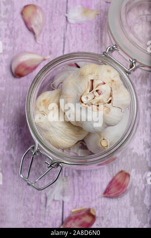 Allium sativum. Lampadine e chiodi di garofano di 'Lautrec Wight' aglio. Regno Unito Foto Stock