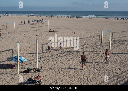 Persone che giocano a pallavolo su Huntington Beach in California Foto Stock