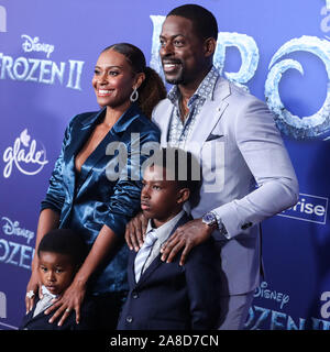 Hollywood, Stati Uniti. 07 Nov, 2019. HOLLYWOOD e LOS ANGELES, CALIFORNIA, STATI UNITI D'America - 07 novembre: Ryan Michelle bagnarsi e Sterling K. Brown arriva alla Premiere mondiale di Disney's " congelati 2' tenuto presso il Teatro di Dolby il 7 novembre 2019 a Hollywood e Los Angeles, California, Stati Uniti. (Foto di Xavier COLLIN/Image Press Agency) Credito: Image Press Agency/Alamy Live News Foto Stock