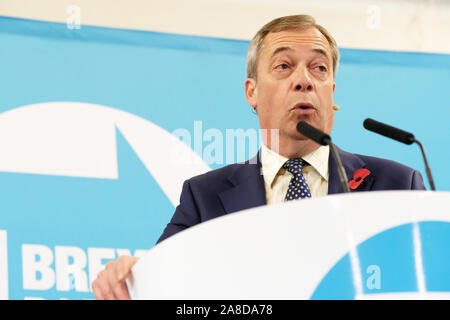 Piccolo Mulino, Pontypool, Monmouthshire, Galles - Venerdì 8 Novembre 2019 - Brexit Party leader Nigel Farage risolve un pubblico nel Galles del Sud città di Pontypool una forte del lavoro area di voto. Foto Steven Maggio / Alamy Live News Foto Stock