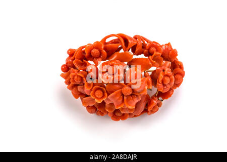 Rosso Corallo scolpito fiori spilla. Foto Stock