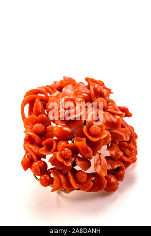 Rosso Corallo scolpito fiori spilla. Foto Stock