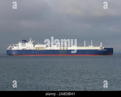 Sheerness, Kent, Regno Unito. 8 Novembre, 2019. Russo per LNG 'Georgiy Brusilov' visto emergenti dal Sheerness docks appena dopo aver lasciato la griglia nazionale granella del terminale GNL. LNG della granella è di strategica importanza nazionale per il Regno Unito le infrastrutture del settore energetico ed è il più grande terminale GNL in Europa. Vi è stato un recente aumento delle visite da navi metaniere come domanda di gas aumenta come il tempo diventa più freddo. Credito: James Bell/Alamy Live News Foto Stock