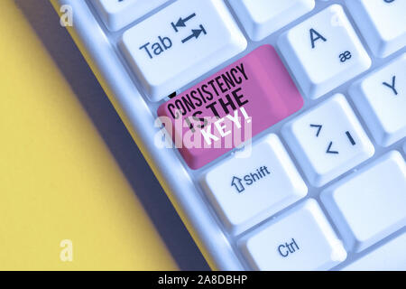 Segno di testo che mostra la coerenza è la chiave. Business photo testo di rompere le cattive abitudini e formare buoni White tastiera PC con nota vuota abo della carta Foto Stock