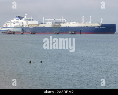 Sheerness, Kent, Regno Unito. 8 Novembre, 2019. Russo per LNG 'Georgiy Brusilov' visto emergenti dal Sheerness docks appena dopo aver lasciato la griglia nazionale granella del terminale GNL. LNG della granella è di strategica importanza nazionale per il Regno Unito le infrastrutture del settore energetico ed è il più grande terminale GNL in Europa. Vi è stato un recente aumento delle visite da navi metaniere come domanda di gas aumenta come il tempo diventa più freddo. Credito: James Bell/Alamy Live News Foto Stock