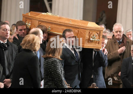 La bara del celebre emittente Gay Byrne, è portato nel St. Mary's Pro-Cathedral a Dublino per il suo servizio funebre. Foto Stock