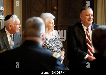 Berlino, Germania. 08 Nov, 2019. Mike Pompeo, il Segretario di Stato americano, si incontra con i sopravvissuti all Olocausto mentre si visita la Nuova Sinagoga di Berlino. Credito: Hannibal Hanschke piscina/AP/dpa/Alamy Live News Foto Stock