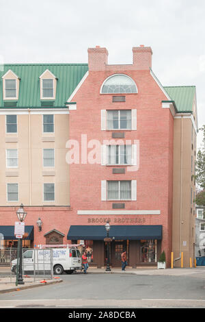 Princeton New Jersey 11 Novembre 2019:Brook fratelli shop a Princeton. Brooks Brothers è uno dei più antichi abiti catene store negli Stati Uniti, fondata in y Foto Stock