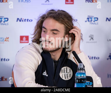 O2, Londra, Regno Unito. 8 novembre 2019. Nitto tennis ATP finals preparativi iniziano con la top 8 mens giocatori singoli nel corso di un incontro con la stampa prima di fiammiferi inizierà il 10 novembre. Immagine: Stefanos Tsitsipas. Credito: Malcolm Park/Alamy Live News. Foto Stock