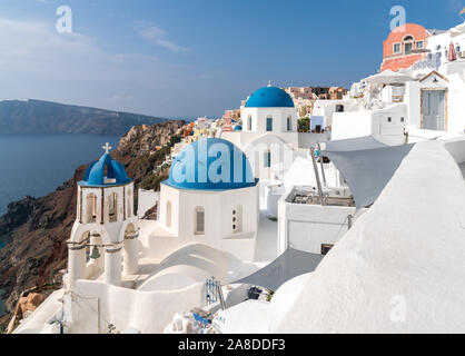 1 Nov 2019 - Santorini, Grecia. Vista pittoresca del piccolo villaggio di Oia. Chiese con cupola blu e pareti dipinte di bianco. Foto Stock